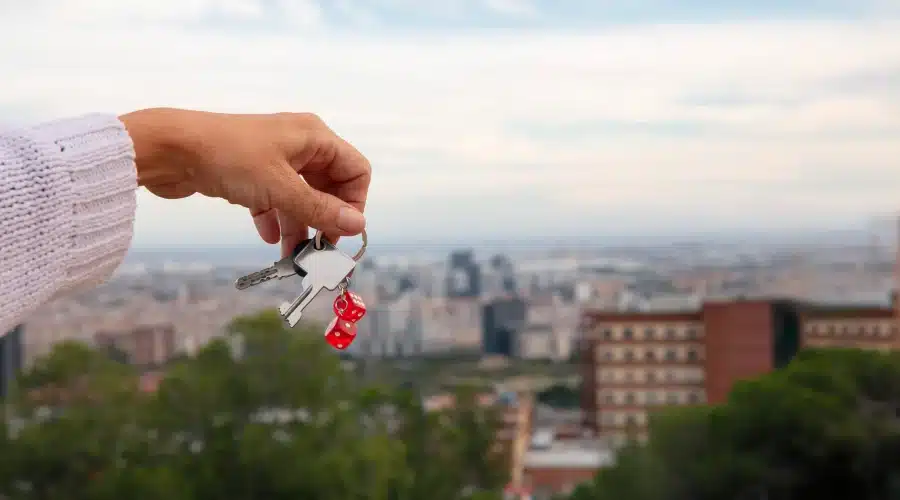 A picture of woman buying a house in Malaga