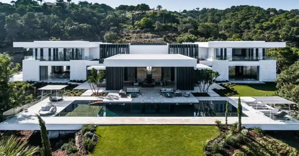 A luxury house in La Zagaleta (Marbella) with a green jarden and mountains