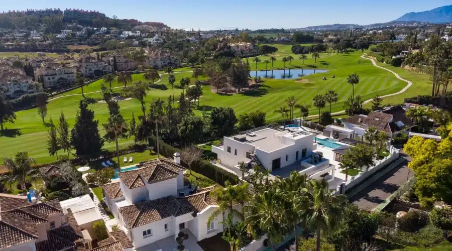 Houses in Nueva Andalucia next to the golf courses in Marbella