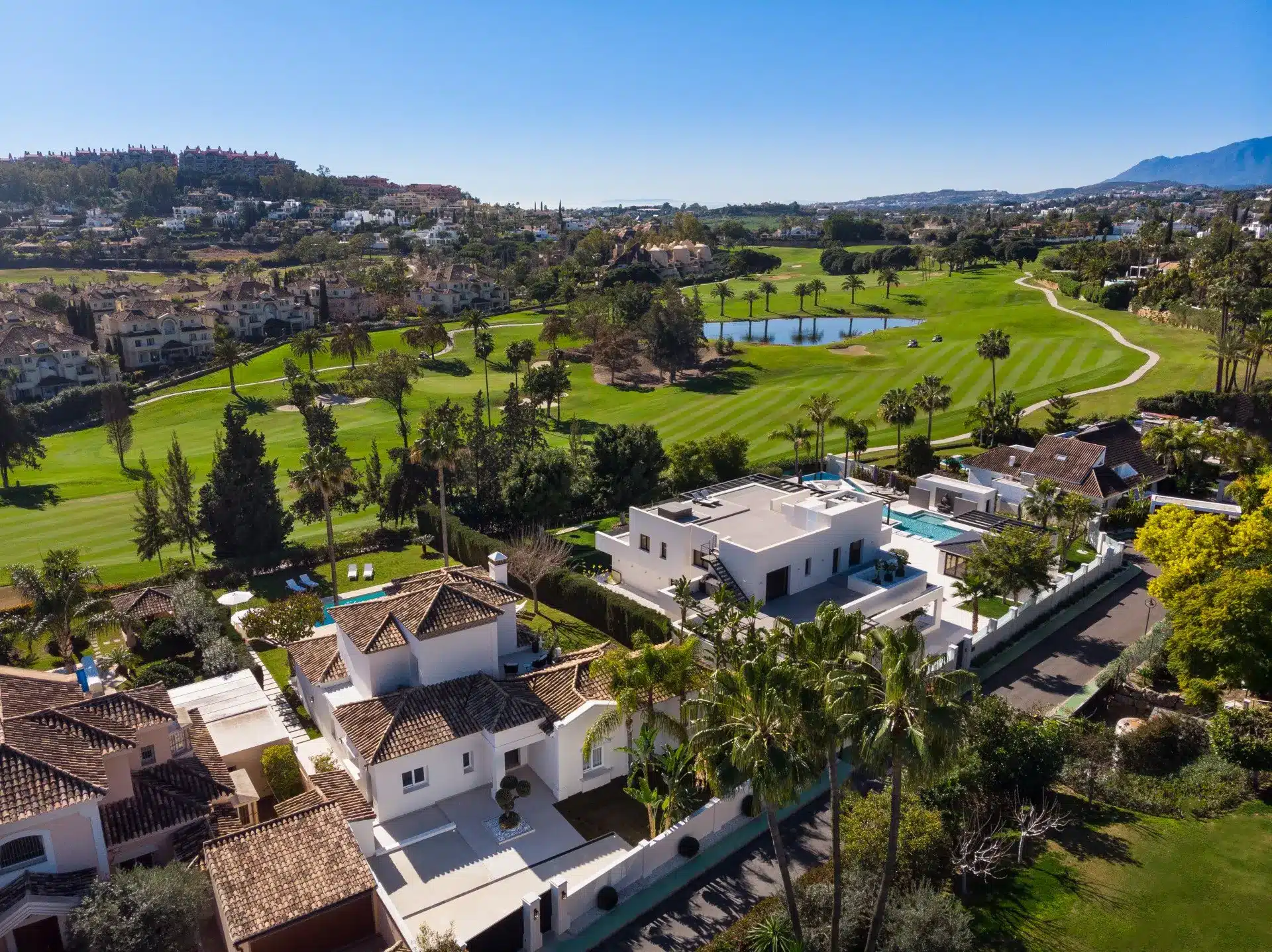 Houses in Nueva Andalucia next to the golf courses in Marbella